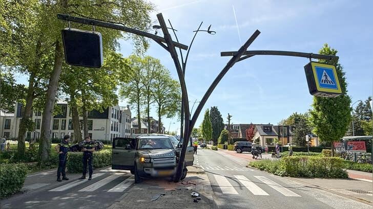 Eén van de voertuigen kwam tegen een verkeerspaal tot stilstand.