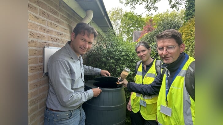 Arnold van Vliet ontdekte de Aziatische tijgermug bij zijn woning in de Rietkampen in Ede. Raldi Bakker (NVWA) en Bert Akkerman (Anticimex) verrichten de inspectie.