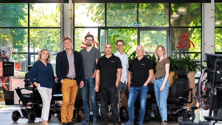Het team van Mobility & you met links eigenaren Fiona de Breet en Vincent ter Maat.