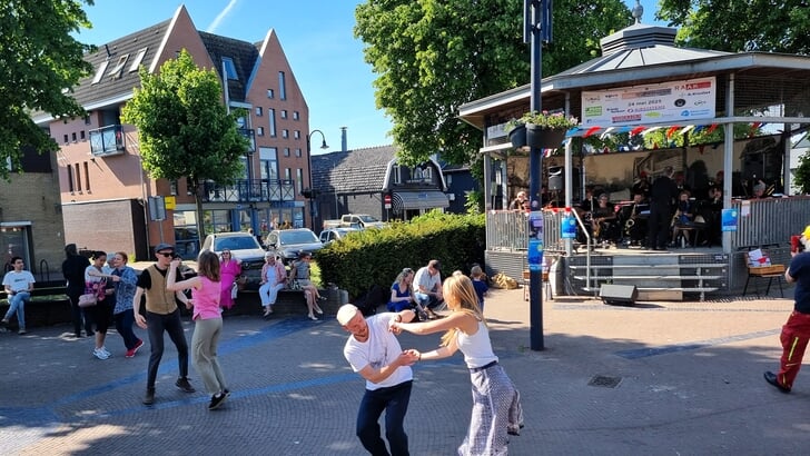 De Grasshoppers uit Wageningen dansen op muziek van de Bennekomse Triple B Big band