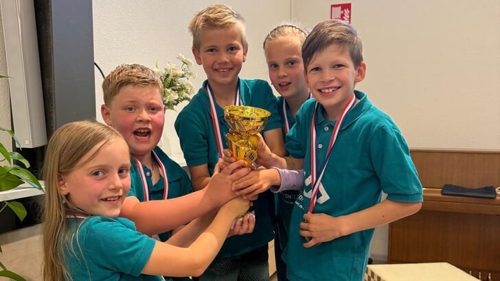Welpenteam school De Fontein Putten met hun gewonnen prijs.