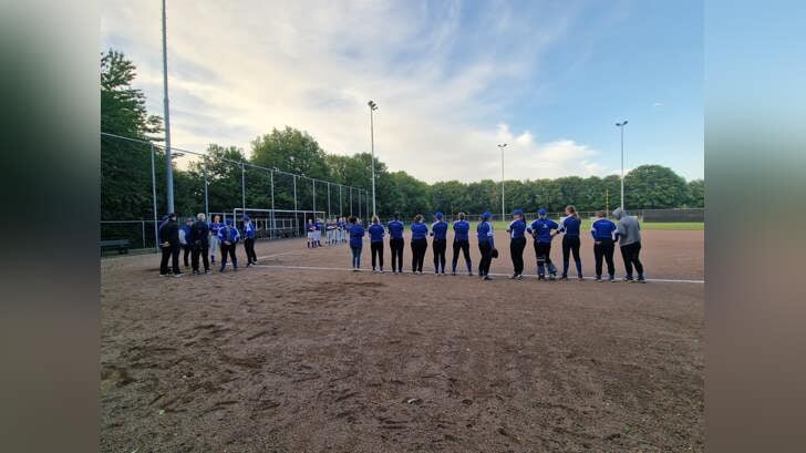 Softbaldames van Moorfielders bij het begin van de gewonnen wedstrijd tegen Hilversum Hurricanes.