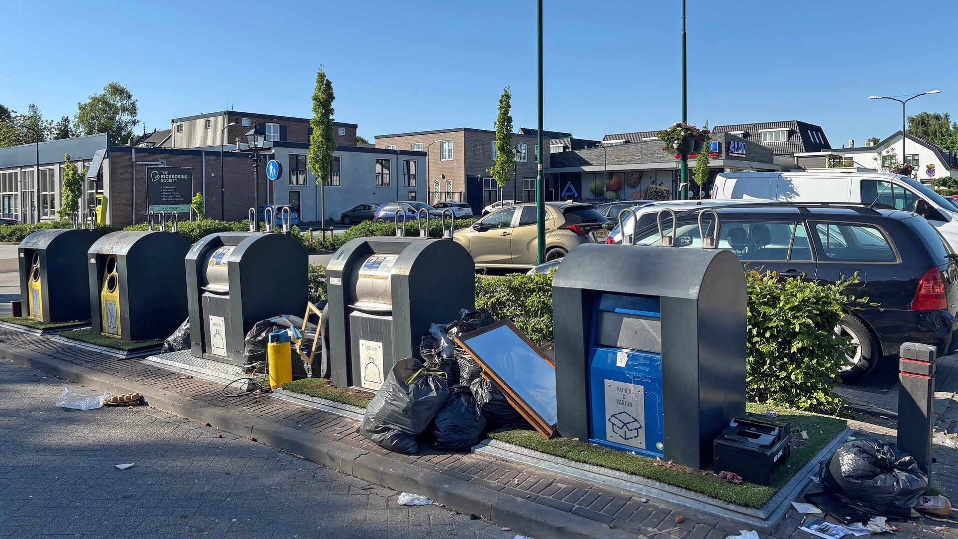 Beeld bij artikel: Afval op Laanplein zorgelijk; vuilniszakken geopend om te verbaliseren