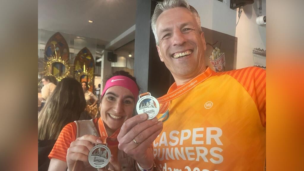 Samen met mede-Casper runner Maartje toont Mark Wijnberger vol trots de behaalde medaille.