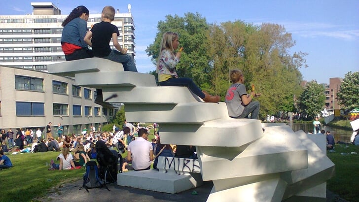 'De omgevallen boekenkast' tussen theater Junushoff en het WICC. Het kunstwerk heet ‘Beweging in de Ruimte II’ van Piet Killaars.