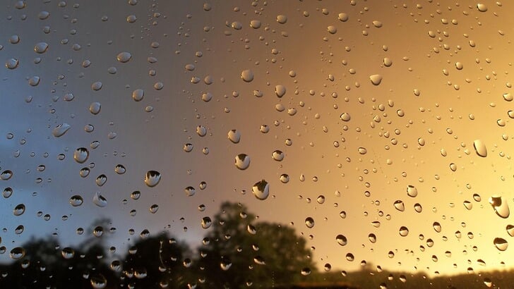 Na regen komt zonneschijn, afbeelding ter illustratie.