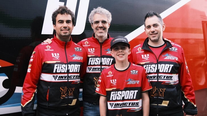 Foto: Luis Borras (Technical Director); Angel Poyatos (Riders Coach) en Anscari Nadal (Team Manager) met Luuk de Vries