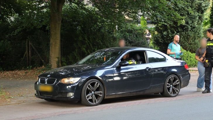 Op de Dorpsstraat in Lunteren is vrijdagavond een man aangehouden door de politie. 