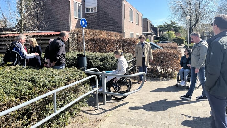 Aan de Woudenbergse stoepen is nog veel te verbeteren weet ook wethouder Boeve sinds een rondgang met leden van het toegankelijkheidspanel. 