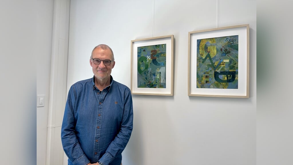 Frits Lemstra in zijn docentenkamer op Het Streek Lyceum. De kunstwerken zijn van de hand van vrouw Elske, genoemd 'letters and numbers'.
