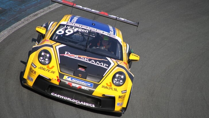 Jaap van Lagen actief in zijn Porsche.