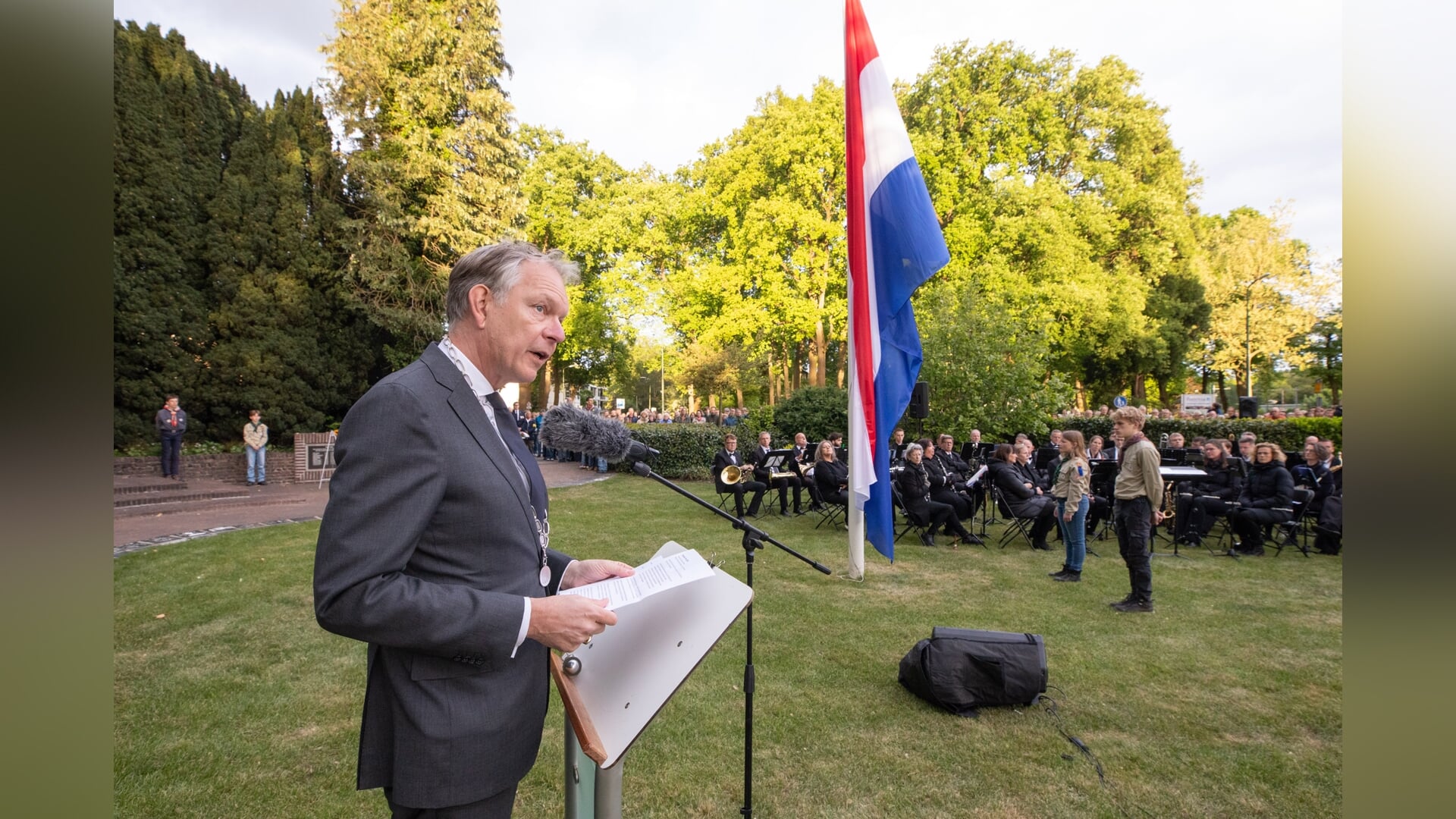 Beeld bij artikel: Baarn herdenkt de doden en viert de vrijheid; burgemeester houdt toespraak