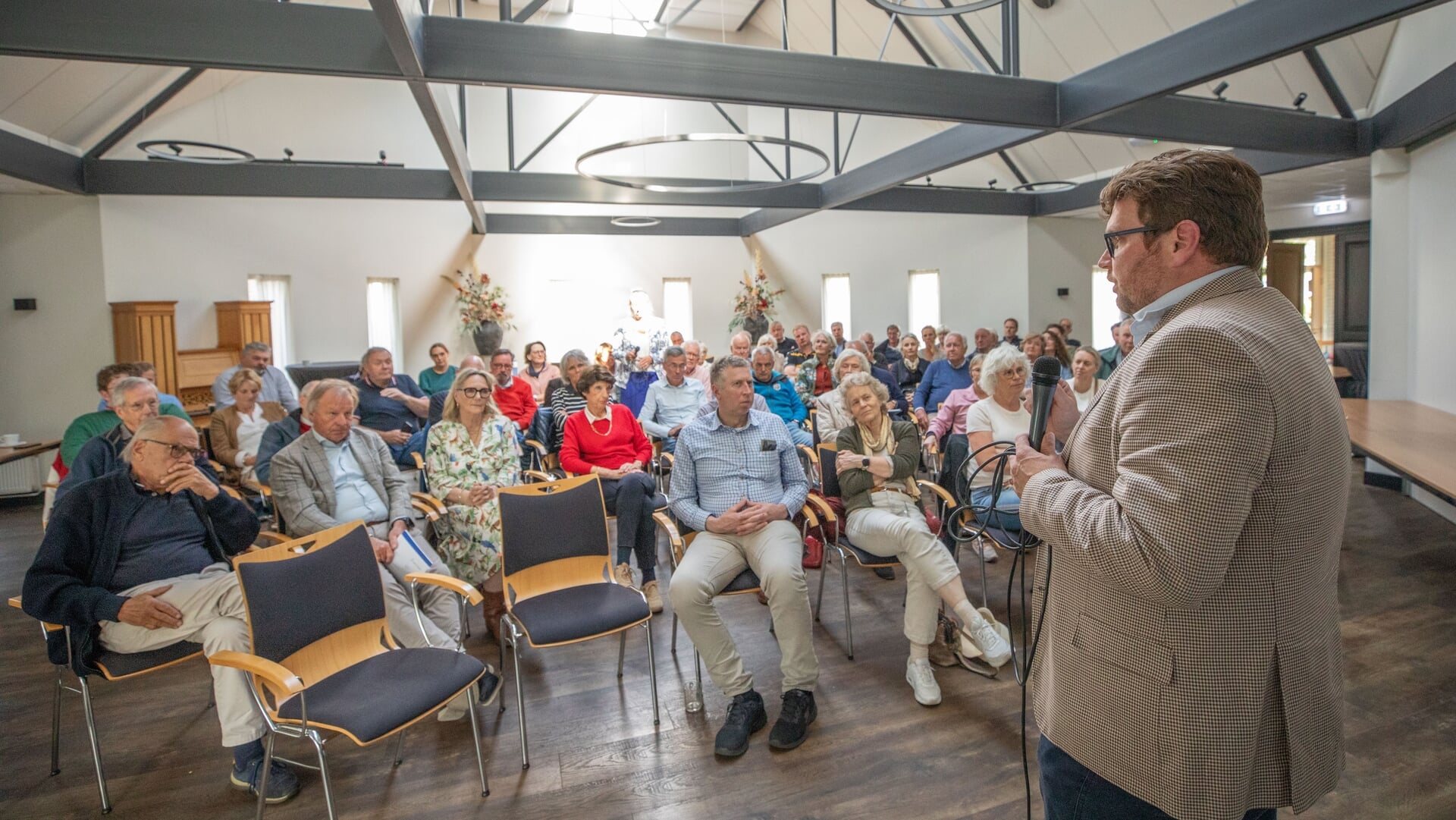 Beeld bij artikel: Vijver infoavond valt goed; buurt praat mee over definitieve inrichting