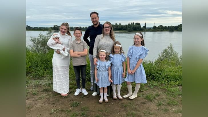 Van links naar rechts Marylène (15) met Theresa (1), Tiemen (13), William, Francine, Celine (5), Agnietha (8) en Geanne (13)