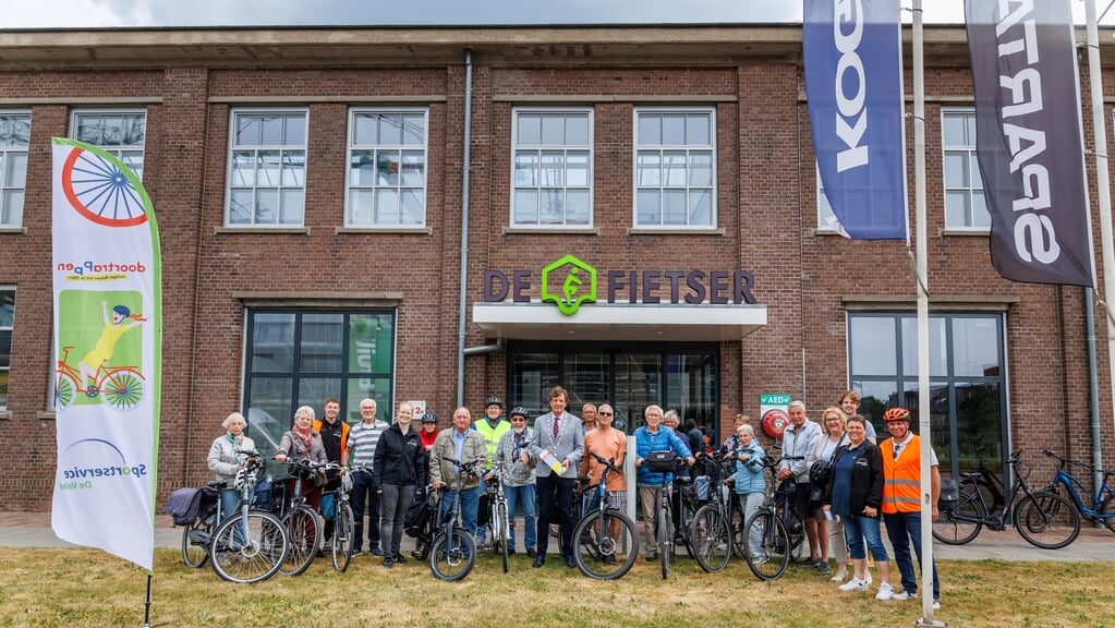 In het bijzijn van een groep enthousiaste senioren met de fiets heeft burgemeester René Verhulst afgelopen woensdag de tweede Doortraproute in gemeente Ede geopend.