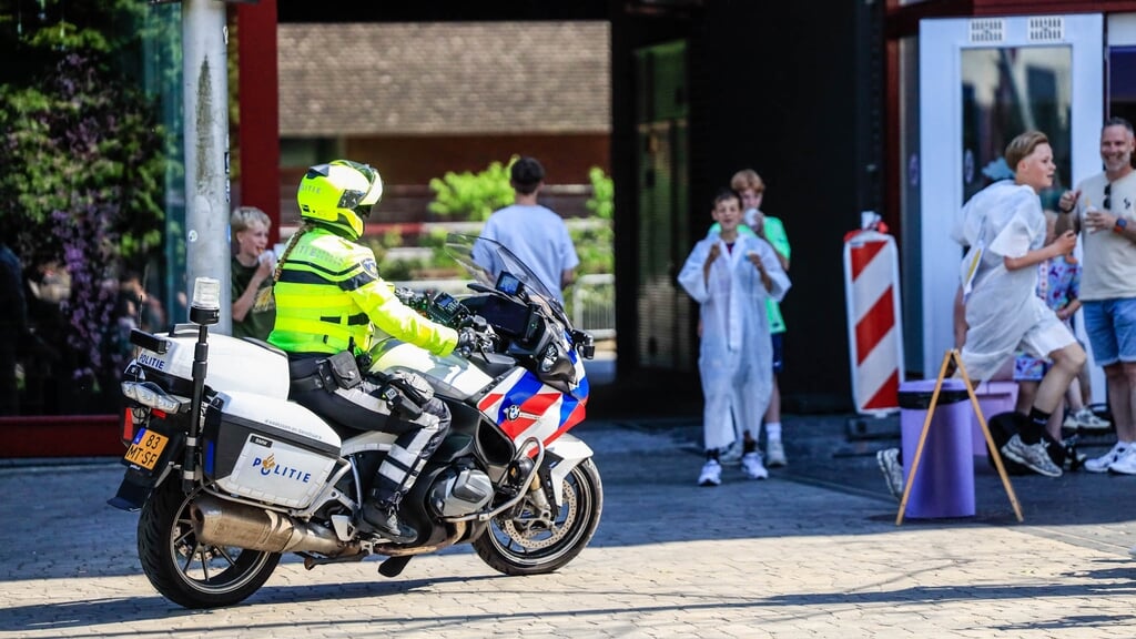 Jongeren waagden zich aan een uitdagende achtervolging, waarbij ze ongezien het eindpunt moesten bereiken zonder gepakt te worden door agenten of handhavers.