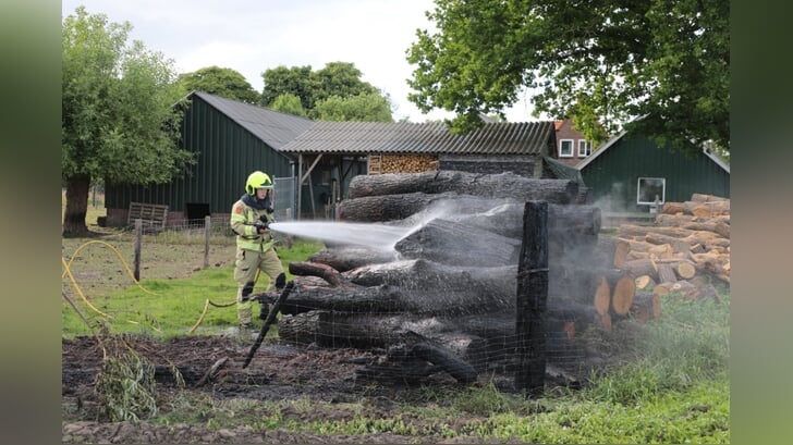 Flinke brand achter een boerderij aan de Nieuwesteeg