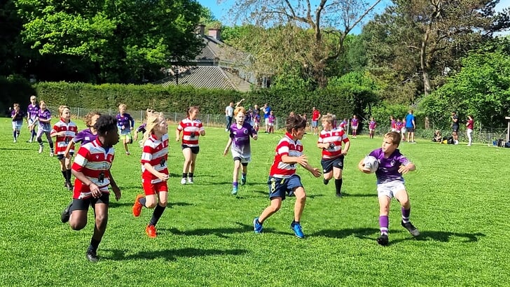 Spelbeeld uit de wedstrijd RC Wageningen - Enschede, waar al die mooie rugby-elementen zichtbaar waren.