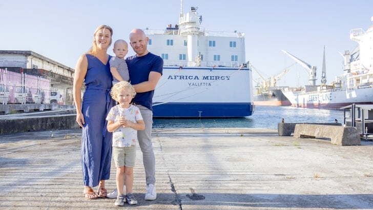 Johan, Eline, Mees en Siebe Klein bij het ziekenhuisschip in Madagaskar