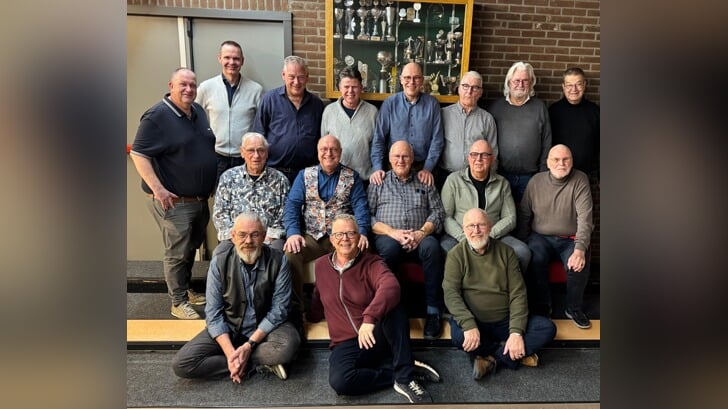 Achterste rij v.l.n.r.: Henk van Manen, Ton Bouwman, Jaap Ridderhof, Constant Wilms, Jan-Willem de Roller, Joop Pater, Jan Ruiter, Jaap van der Veer. Middelste rij v.l.n.r.: Jan Mastenbroek, Ies Bos, Paul Kamphuis, Gert Kamphuis, Henk Bakkenes.Voorste rij v.l.n.r.: Dries Bakkenes, Hans van Proosdij en Wout van Manen.