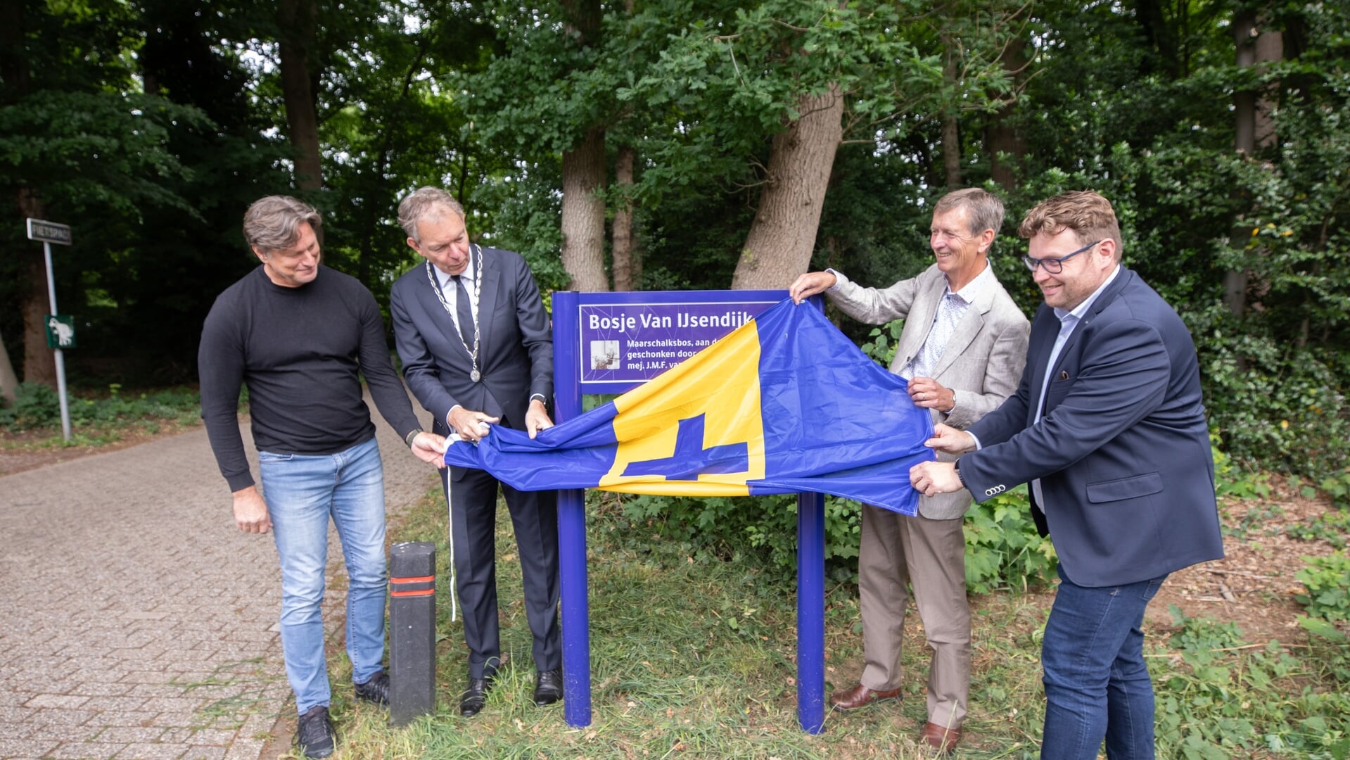 Beeld bij artikel: Het Bosje van IJsendijk is officieel: familiereünie bij onthulling van naambordjes