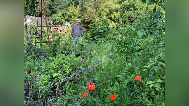 Ronald Brouwer in zijn tuin, die op zaterdag 28 juni open is voor publiek.
