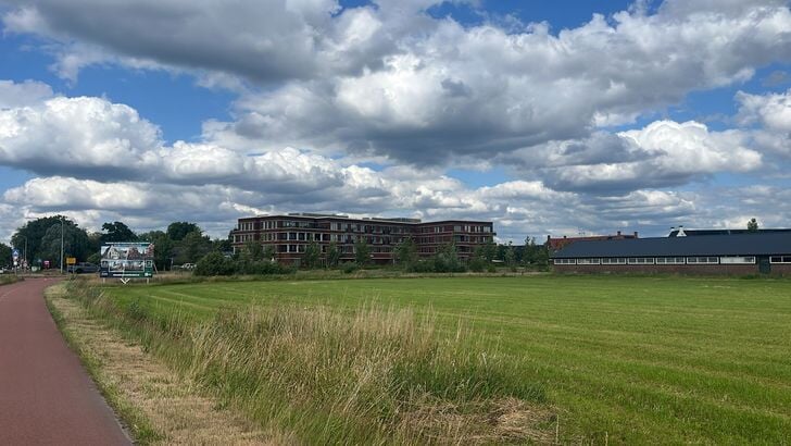 Op de hoek van de Baron van Nagellstraat en de Holzenboschlaan kan wellicht een appartementengebouw met supermarkt komen, redeneert de gemeente.