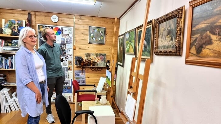 Kunstenaar Nelly van Maanen en fotograaf Henrik van Steenbergen in het atelier van Nelly. Beiden exposeren op 14 juni in- en rondom het huis van Nelly hun schilderijen en foto’s.