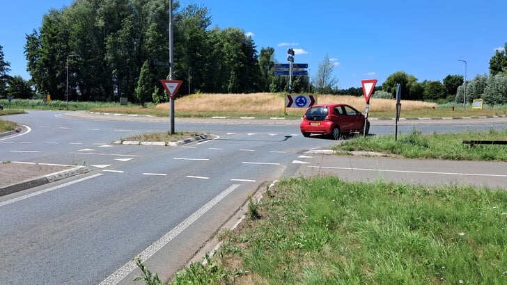 De rotonde N224-N226 krijgt bypasses en de gelijkvloerse fietsoversteek verdwijnt door de aanleg van een tunnel. 