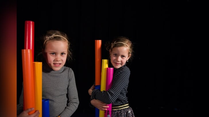 Bij KOM leren kinderen uit groep 3 tot en met 6 heel veel instrumenten kennen en van alles over muziek maken.