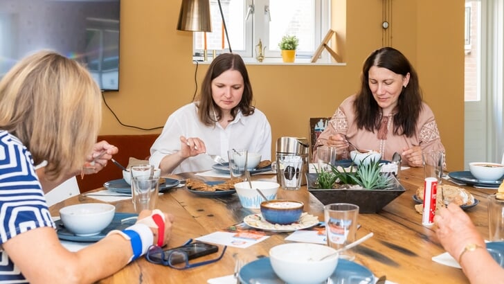 De Oekraïense Yuliia en Inna leren de taal naast hun werk bij Stoneridge in Barneveld.