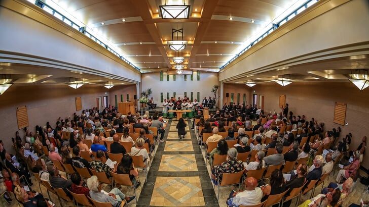 Een volle kerkzaal bij de ceremonie.