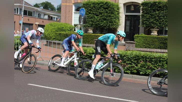 Jarne van de Ven (nummer 22) vol in koers.