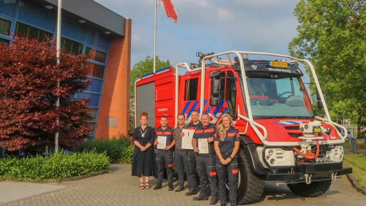 Verschillende vrijwilligers van Brandweer Woudenberg werden door burgemeester Magda Jansen in het zonnetje gezet.