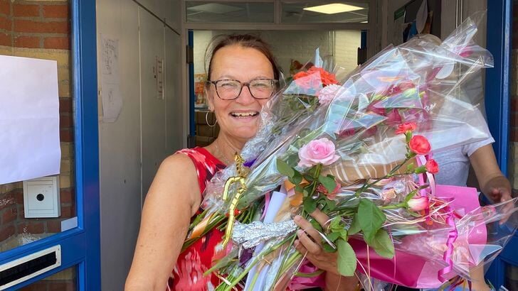 Juf Corine in de bloemetjes gezet op CNS De Brugge in Ede bij haar 40-jarig jubileum.