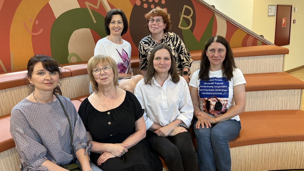De zes Oekraïense vrouwen in de Barneveldse bibliotheek.