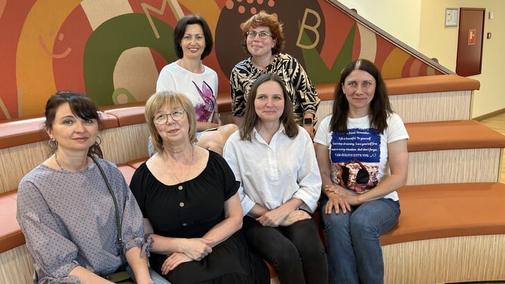 De zes Oekraïense vrouwen in de Barneveldse bibliotheek.
