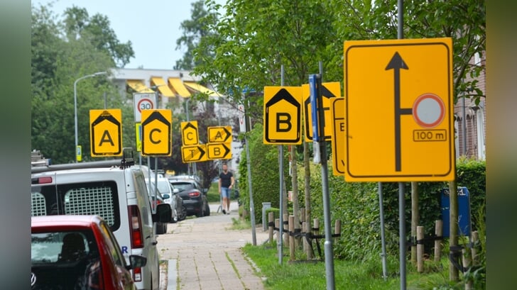 Omleidingsborden aan de Rozenstraat in Barneveld.