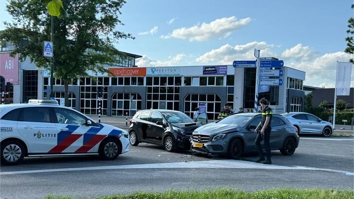 Auto verliest voorwiel bij botsing op kruising in Veenendaal.