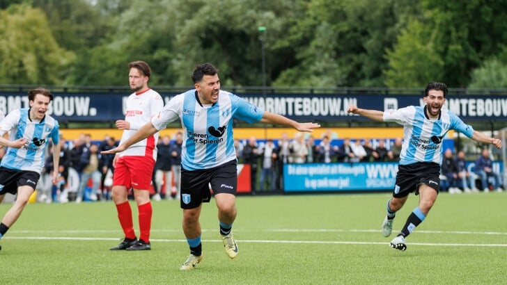 FC Driebergen, met in het midden spits Ali Alkan, juicht. De club keert terug naar de derde klasse.