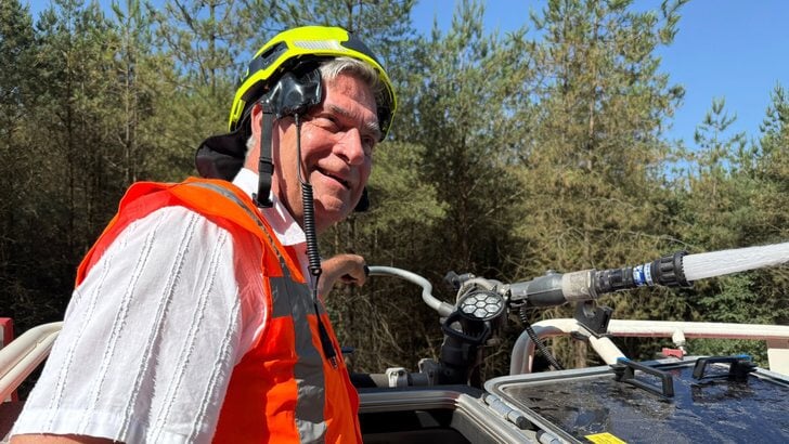 Ook de burgemeester mocht zelf weer even ervaring opdoen met het ter hand nemen van de waterspuit.