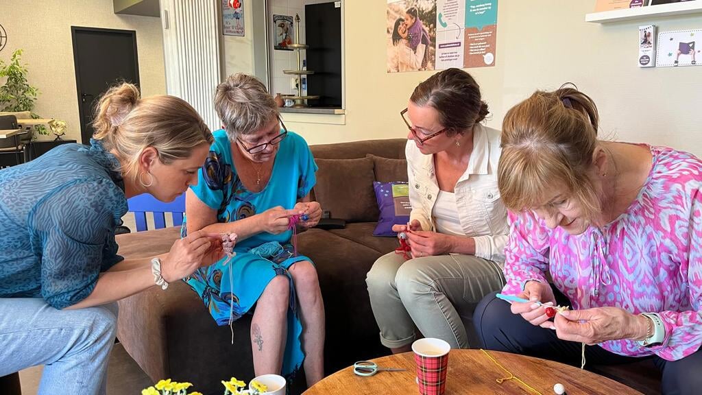 Connie leert ook anderen hoe ze de gelukspoppetjes kunnen haken