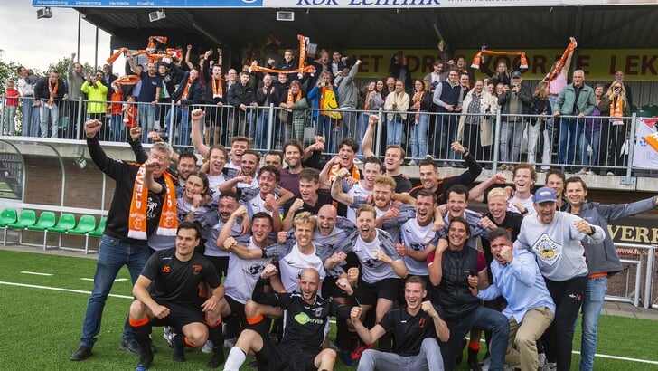 SV Achterveld viert feest, de oranjehemden zijn gepromoveerd naar de derde klasse.