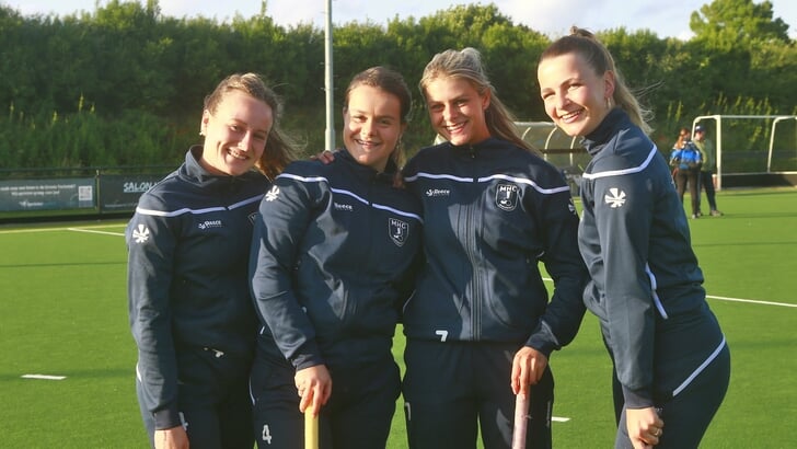 De afscheid nemende hockeysters (vanaf links): Elma van de Braak, Nienke Stammes, Maud van der Horst en Meas Vos. Milika Zegers ontbreekt.