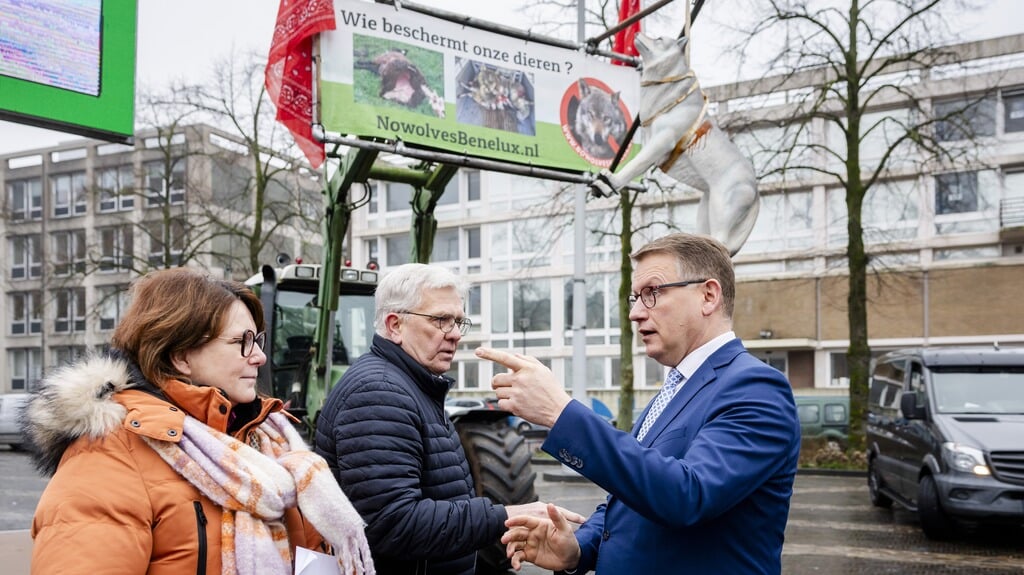 Gedeputeerde Harold Zoet tijdens een demonstratie bij het provinciehuis van Gelderland. 