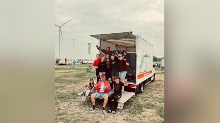 Een verhuiswagen brengt de spullen van De Wandelende Jantjes vanuit Barneveld naar de Vierdaagsecamping, zoals hier in 2023.