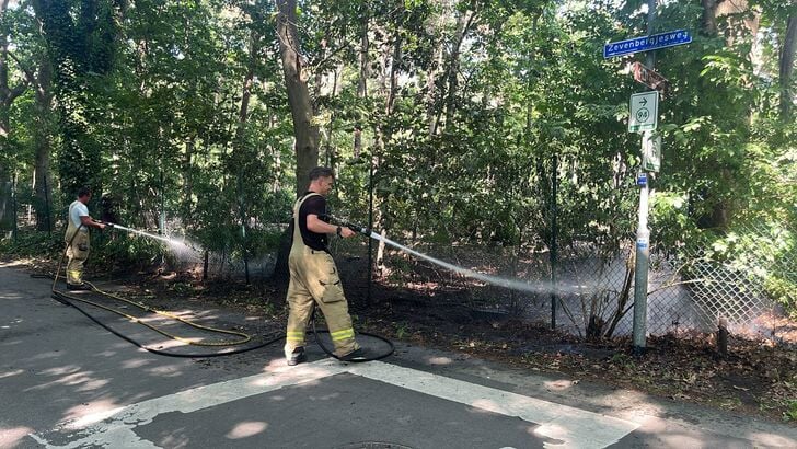 Brandweerlieden blussen brand op Zevenbergjesweg in Voorthuizen na.