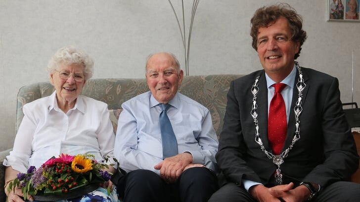 Burgemeester bezoekt platina echtpaar Werkman