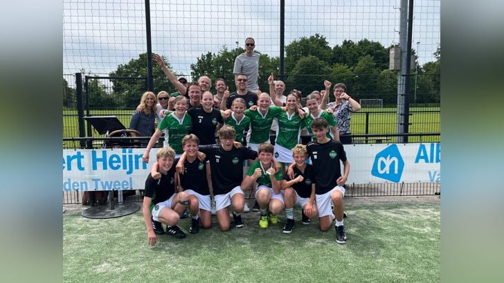 Spelers en supporters van DVO/TRANSUS C2 na het behalen van het kampioenschap