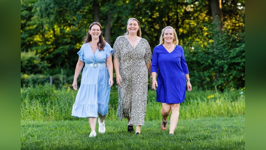 Van links naar rechts: Antoinette Sobels uit Barneveld, Marian Florissen uit Ede en Marleen Kaarsemaker uit Harskamp hebben in 2021 Agora Club 12 Gelderse Vallei opgericht.
